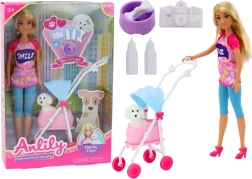 Anlily baba kutyussal a kocsiban