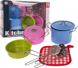 Színes fém fazekak és konyhai eszközök