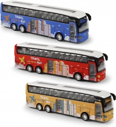 Fém távolsági busz szabadon futó