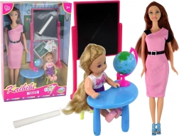 Tanárnő diákjával, iskolai készlet táblával és földgömbbel