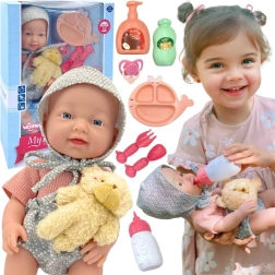 WOOPIE ROYAL csecsemőbaba 36 cm mackós ruhában, etetési kiegészítőkkel