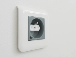 Fehér elektromos aljzat védelem