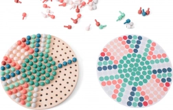 Fa mozaik gombostűkkel és sablonokkal