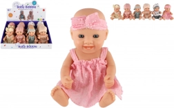 20 cm-es baba puha testtel – vegyes öltözékek dobozban