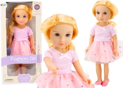 Baba rózsaszín ruhában, tüll szoknyával és szőke hajjal