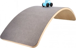 Egyensúlyozó deszka filccel, kisautóval és úttal