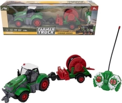 Traktor távirányítóval és öntözőcsővel