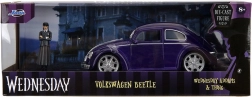 Fém modell Wednesday – Volkswagen Beetle 1:24 figurával