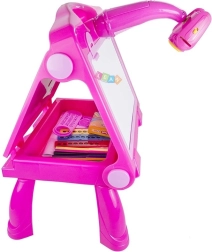 Rózsaszínű tábla projektorral rajzoláshoz és festéshez