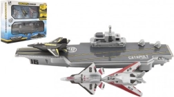 Repülőgép-hordozó modellel és vadászgépekkel