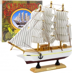Dekoratív háromárbocos vitorlás fehér