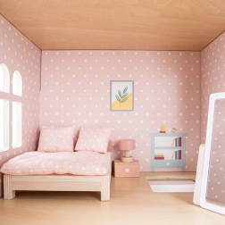 Fából készült babaház bútorokkal