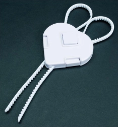 Rugalmas biztonsági ajtózár szekrényekhez gyermekeknek