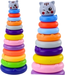 Színes torony gyűrűkkel és macskával