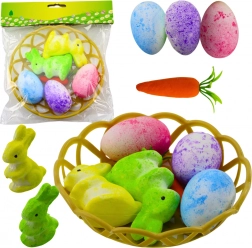 Húsvéti dekoráció kosárral, nyuszik, tojások és sárgarépa