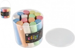 Színes járdakréták vödörben