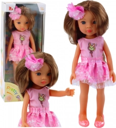 Baba rózsaszín ruhában hosszú barna hajjal és virágos csattal