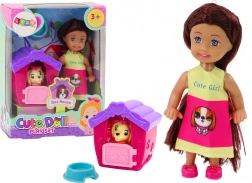 Mini baba hosszú hajjal és színes szoknyával kutyával és kutyaházzal