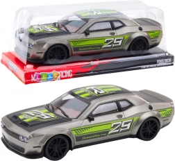 Ezüst-zöld hátsókerék-meghajtású sportautó