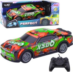 RC versenyautó világító karosszériával, narancs–zöld