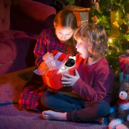 Űrhajós csillagvetítő távirányítóval – éjjeli fény gyerekszobába