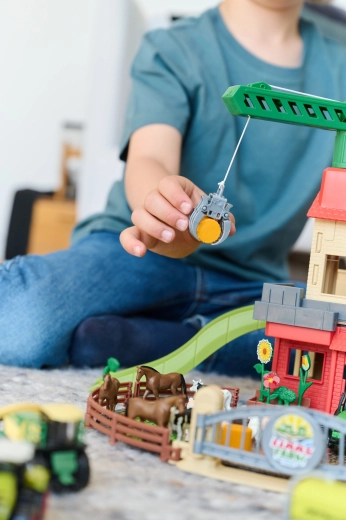 Működő daru csigával a rakomány emeléséhez