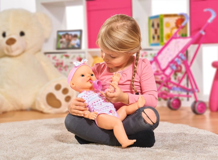 Úgy iszik és pisil, mint egy igazi kisbaba