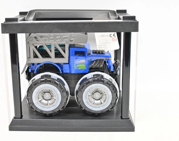 Monster truck ketrecben kis autóval