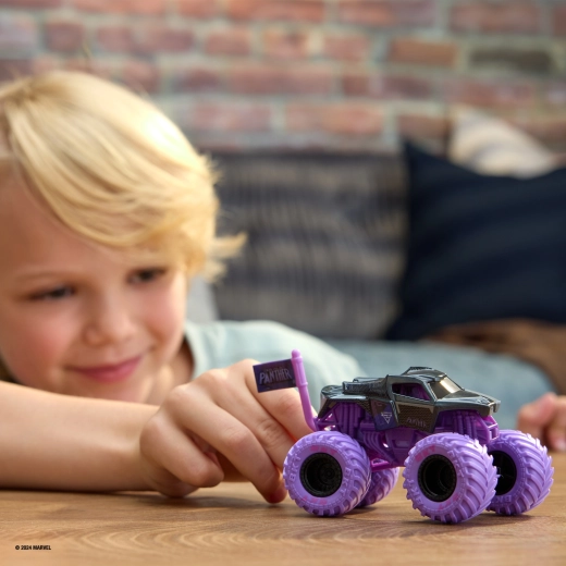 1:64 méretarány + zászló a csomagban
