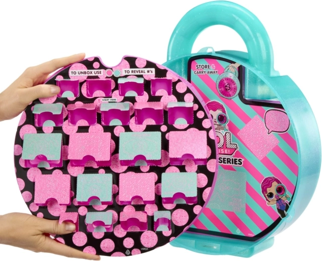 Több mint 40 meglepetés egy bőröndben