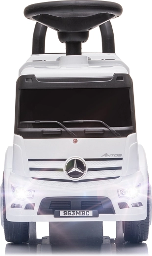 Licencelt Mercedes-Benz dizájn és élethű részletek