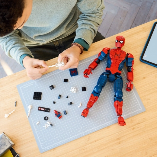 Minifigura, névtábla és szórakoztató építés a LEGO Builderben