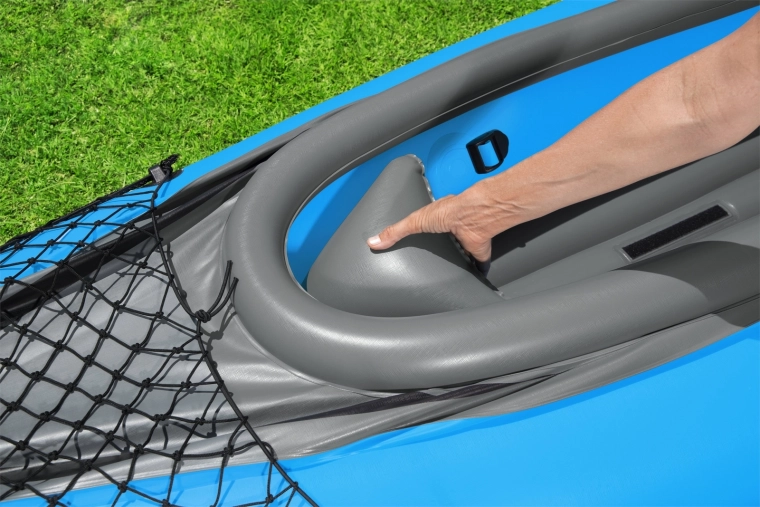 Kényelmes kokpit és praktikus tárolóhálók