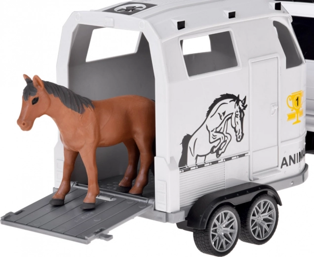 Nyitható rámpa és ló szállítása