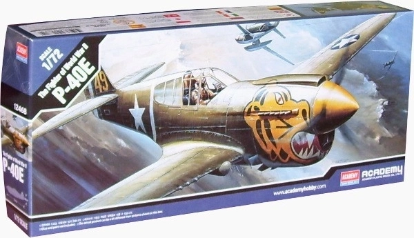 Academy Curtiss P-40E Warhawk műanyag repülőgép makett