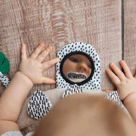 Kontrasztos elemek és biztonságos tükör