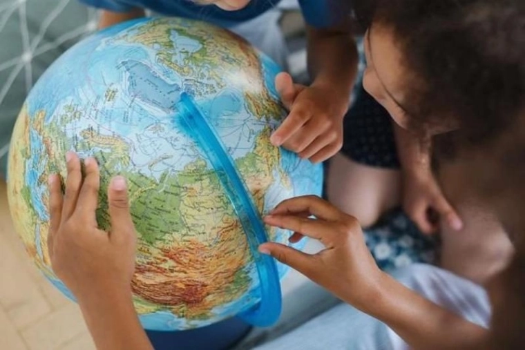 3D domborzat és részletes magyar feliratok