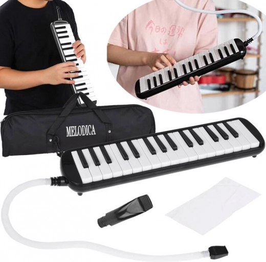 Melodika 32 billentyűvel, tokkal és két fúvókával