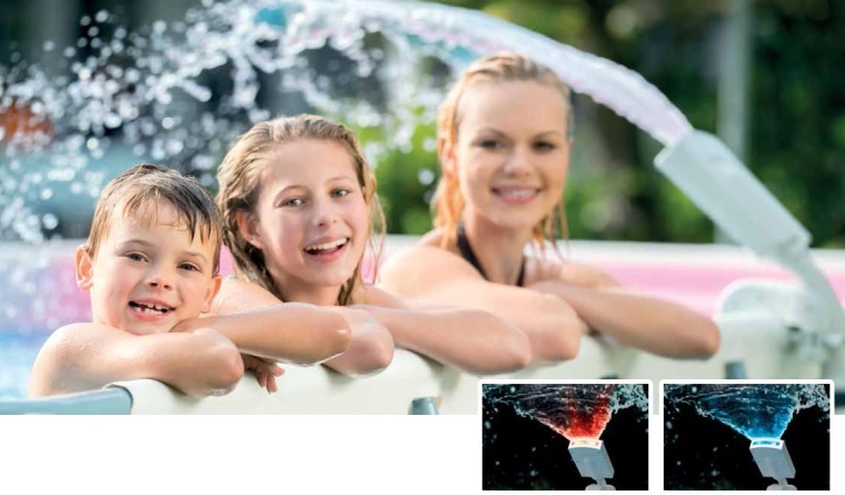 Négyszínű fényshow vízesésben