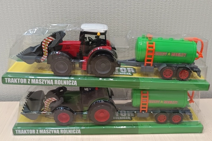 Traktor mezőgazdasági géppel