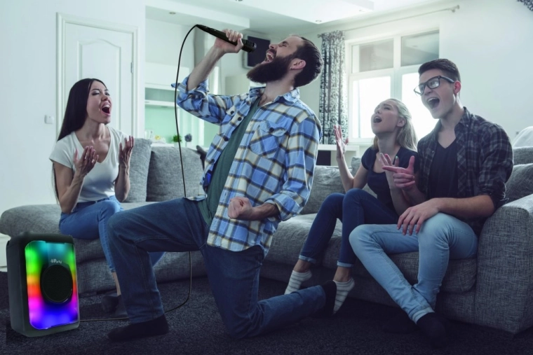 Karaoke szórakozás mikrofonnal
