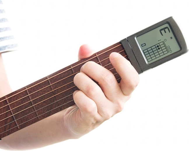 Valódi fogólap acélhúrokkal