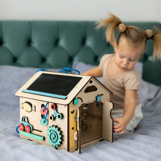 Montessori-házikó kis kezekhez