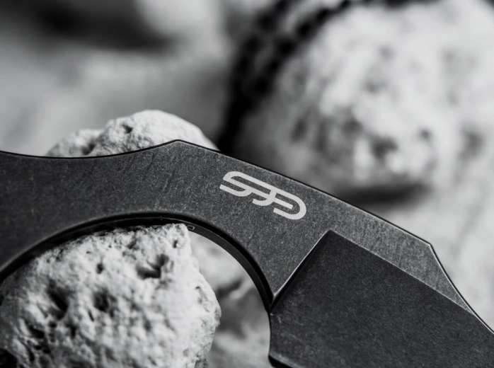Tartós D2 acél és sötét stonewash felület