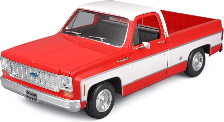 Maisto 1974 Chevrolet C10 Cheyenne Super 1:18 piros–fehér pick-up modell