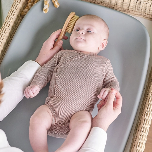 Ergonomikus forma a stabilitásért és biztonságosabb pelenkázásért