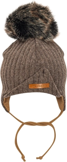 Meleg sapka fülecskékkel és bojttal