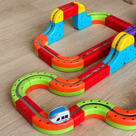 Tölthető vonat USB-kábellel
