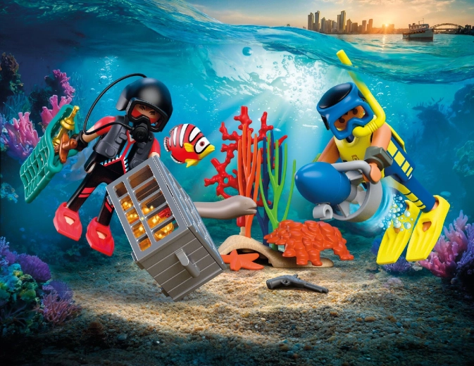 Akciódús víz alatti üldözés robogóval