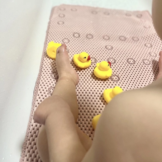 Biztonságos és játékos fürdés gyerekeknek